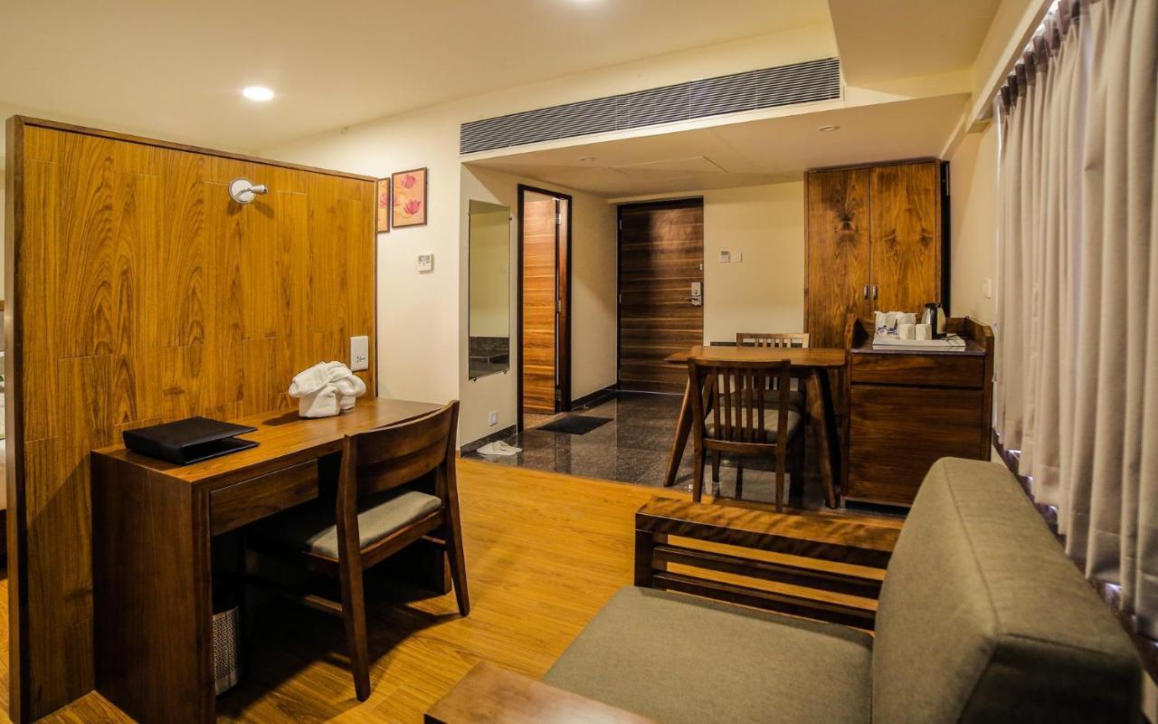 The Basil Park Hotel Bhavnagar Bagian luar foto