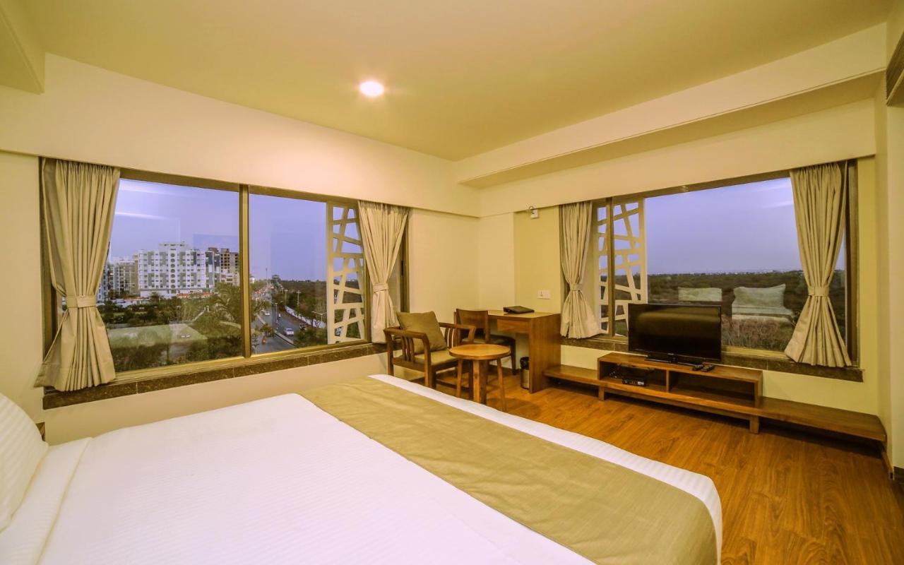 The Basil Park Hotel Bhavnagar Bagian luar foto