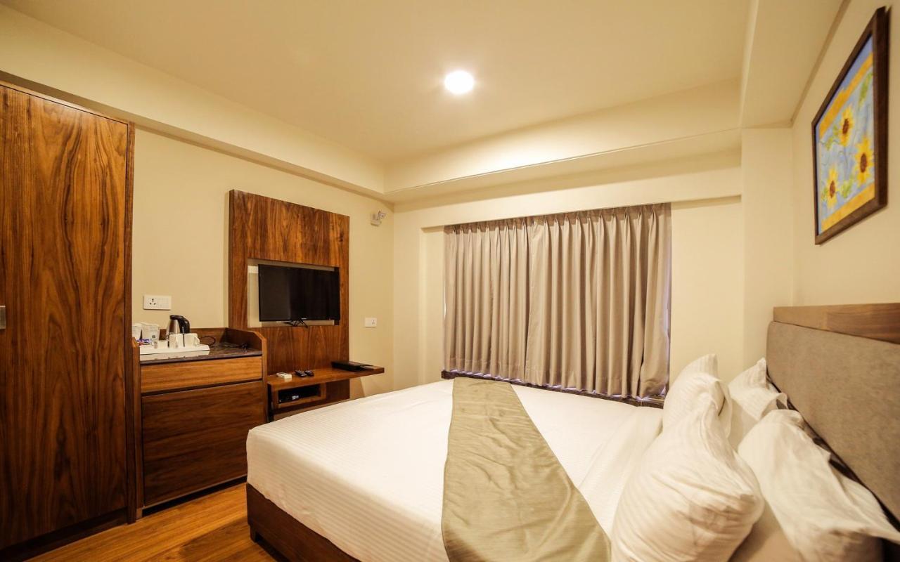 The Basil Park Hotel Bhavnagar Bagian luar foto