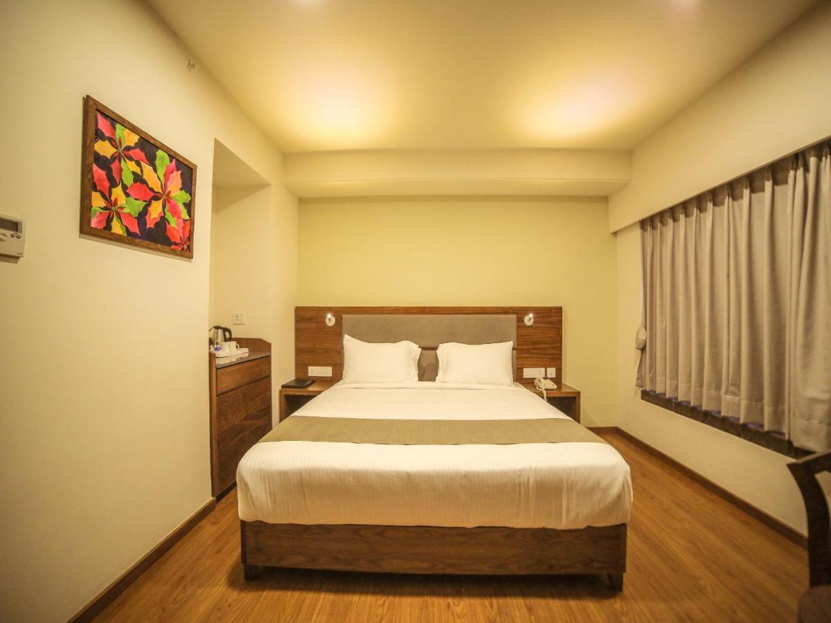 The Basil Park Hotel Bhavnagar Bagian luar foto
