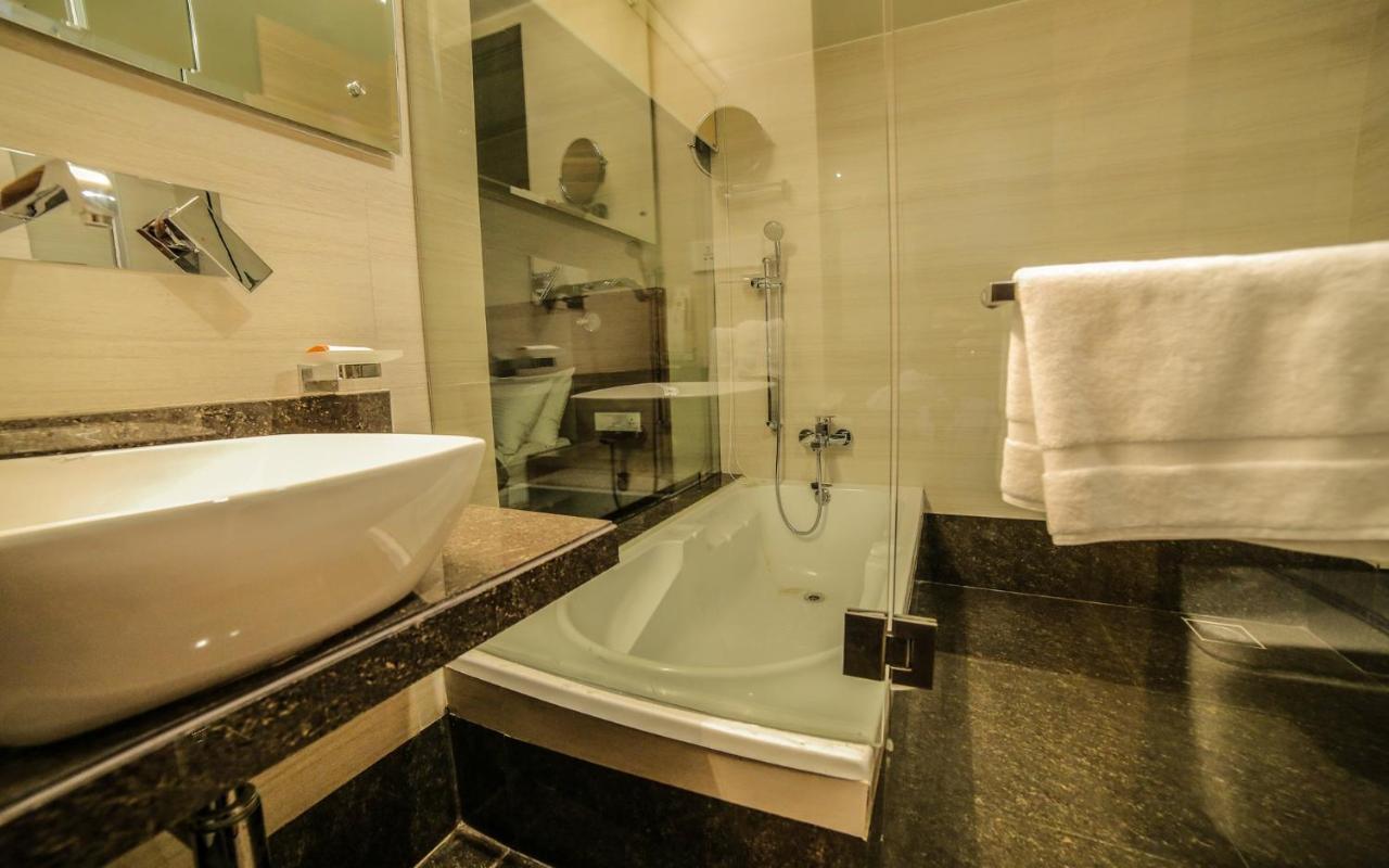The Basil Park Hotel Bhavnagar Bagian luar foto