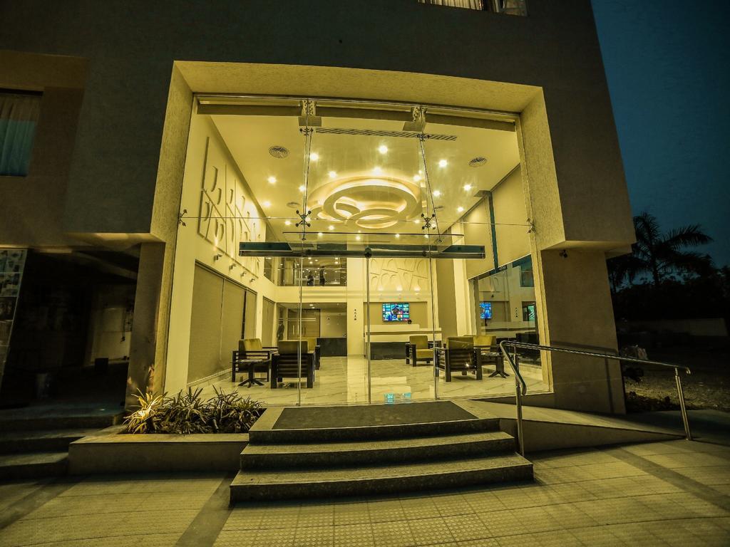 The Basil Park Hotel Bhavnagar Bagian luar foto