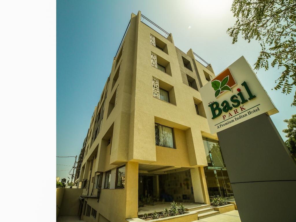 The Basil Park Hotel Bhavnagar Bagian luar foto