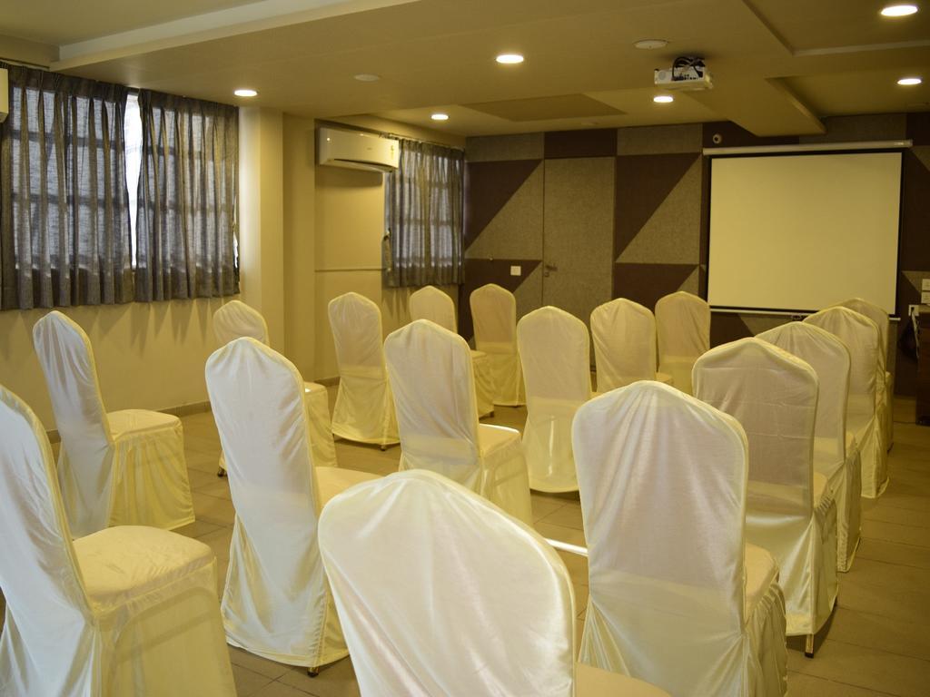 The Basil Park Hotel Bhavnagar Bagian luar foto