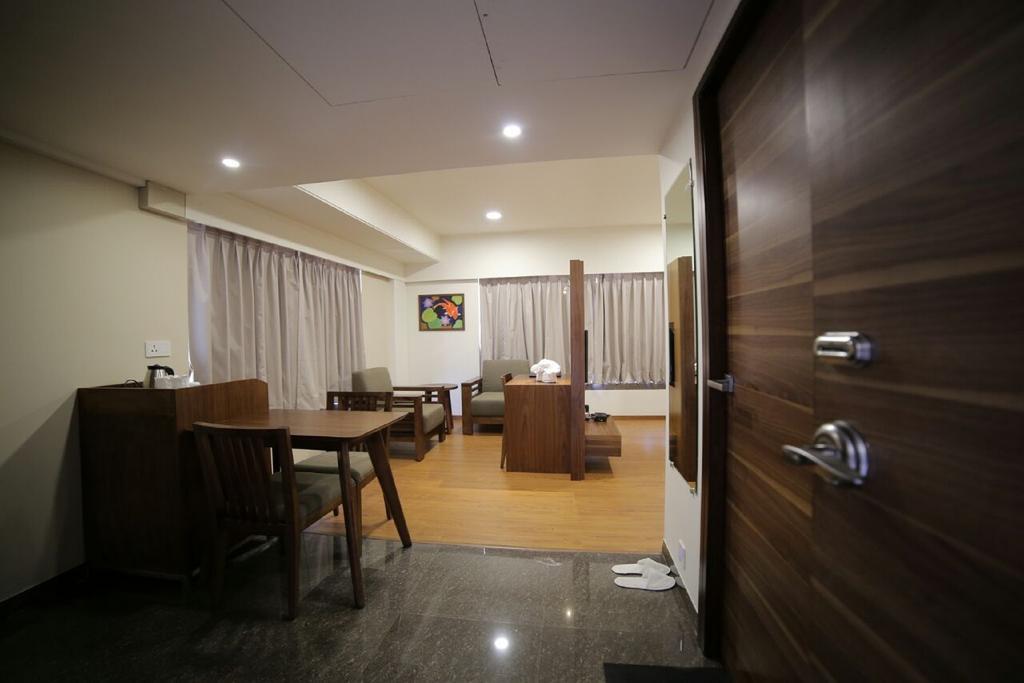 The Basil Park Hotel Bhavnagar Ruang foto