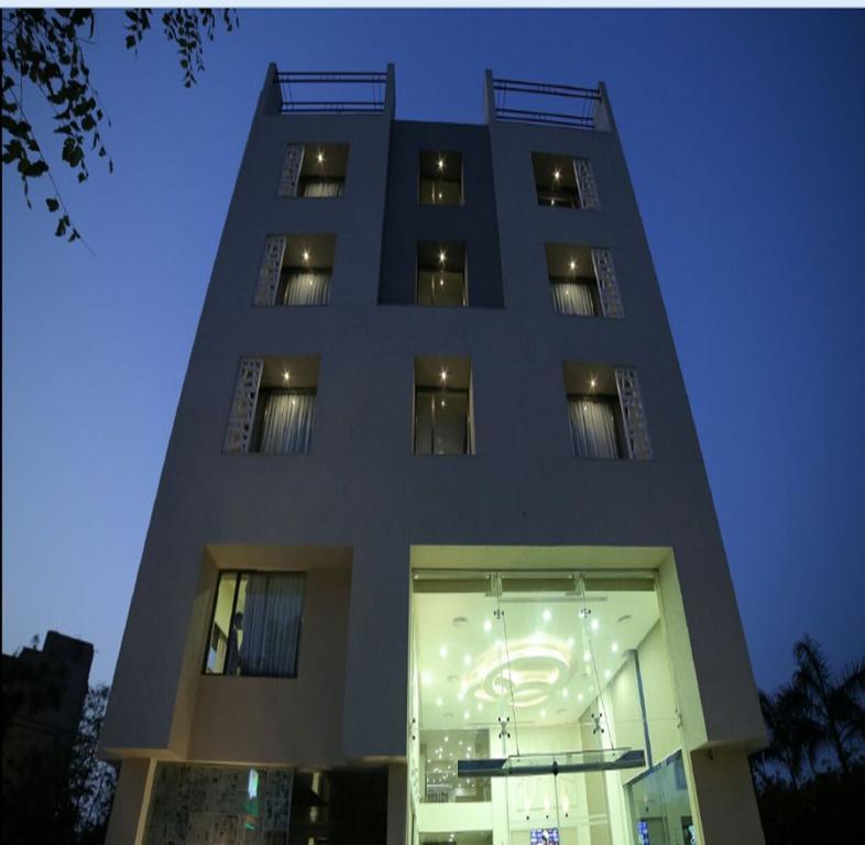 The Basil Park Hotel Bhavnagar Bagian luar foto