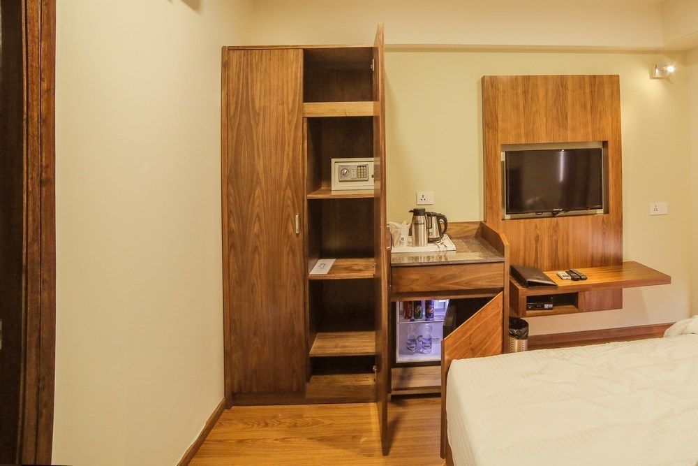 The Basil Park Hotel Bhavnagar Bagian luar foto