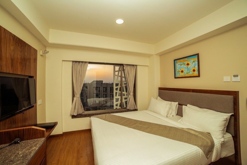 The Basil Park Hotel Bhavnagar Bagian luar foto