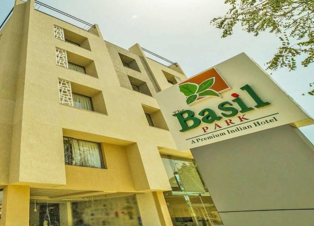 The Basil Park Hotel Bhavnagar Bagian luar foto