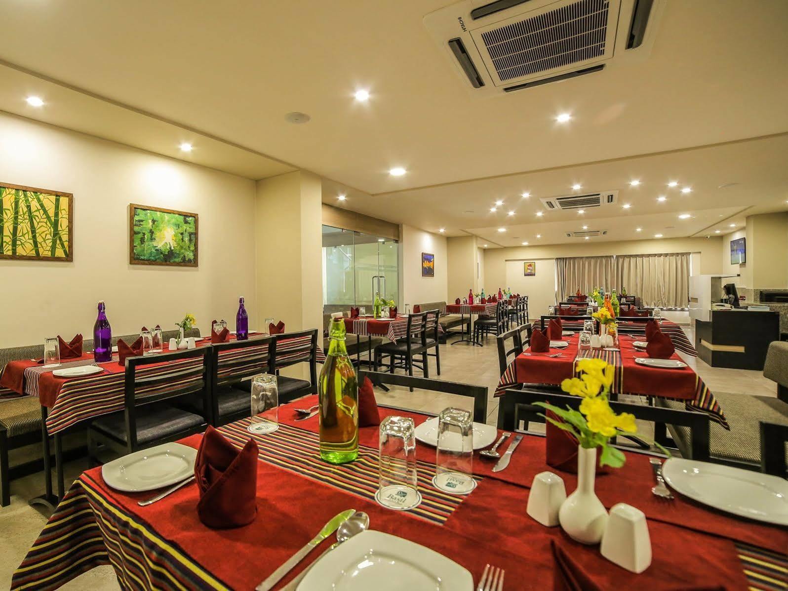 The Basil Park Hotel Bhavnagar Bagian luar foto