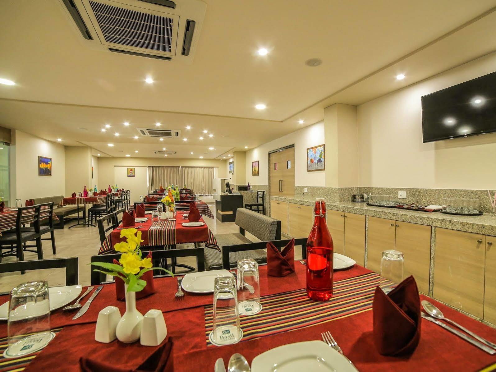 The Basil Park Hotel Bhavnagar Bagian luar foto