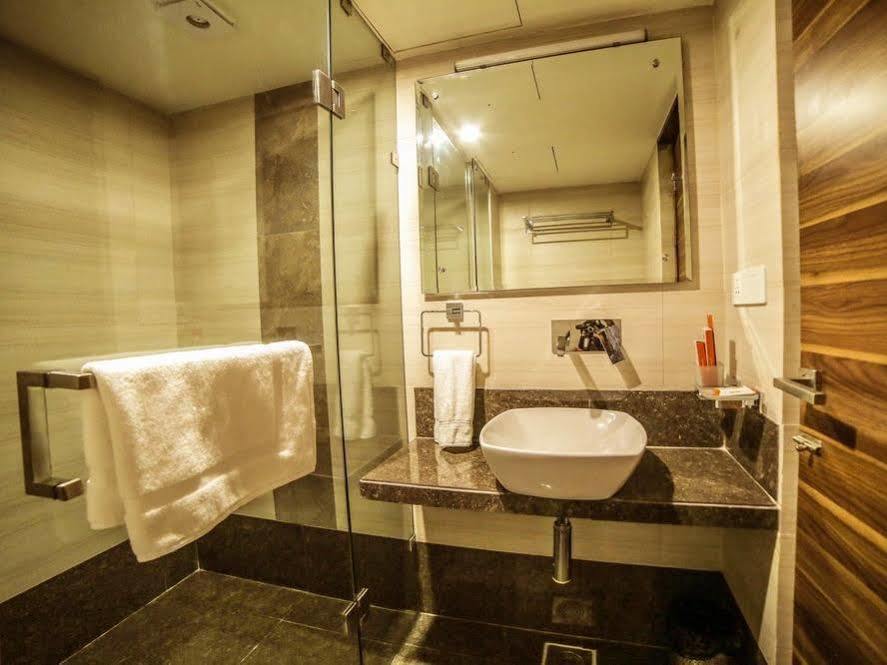 The Basil Park Hotel Bhavnagar Bagian luar foto